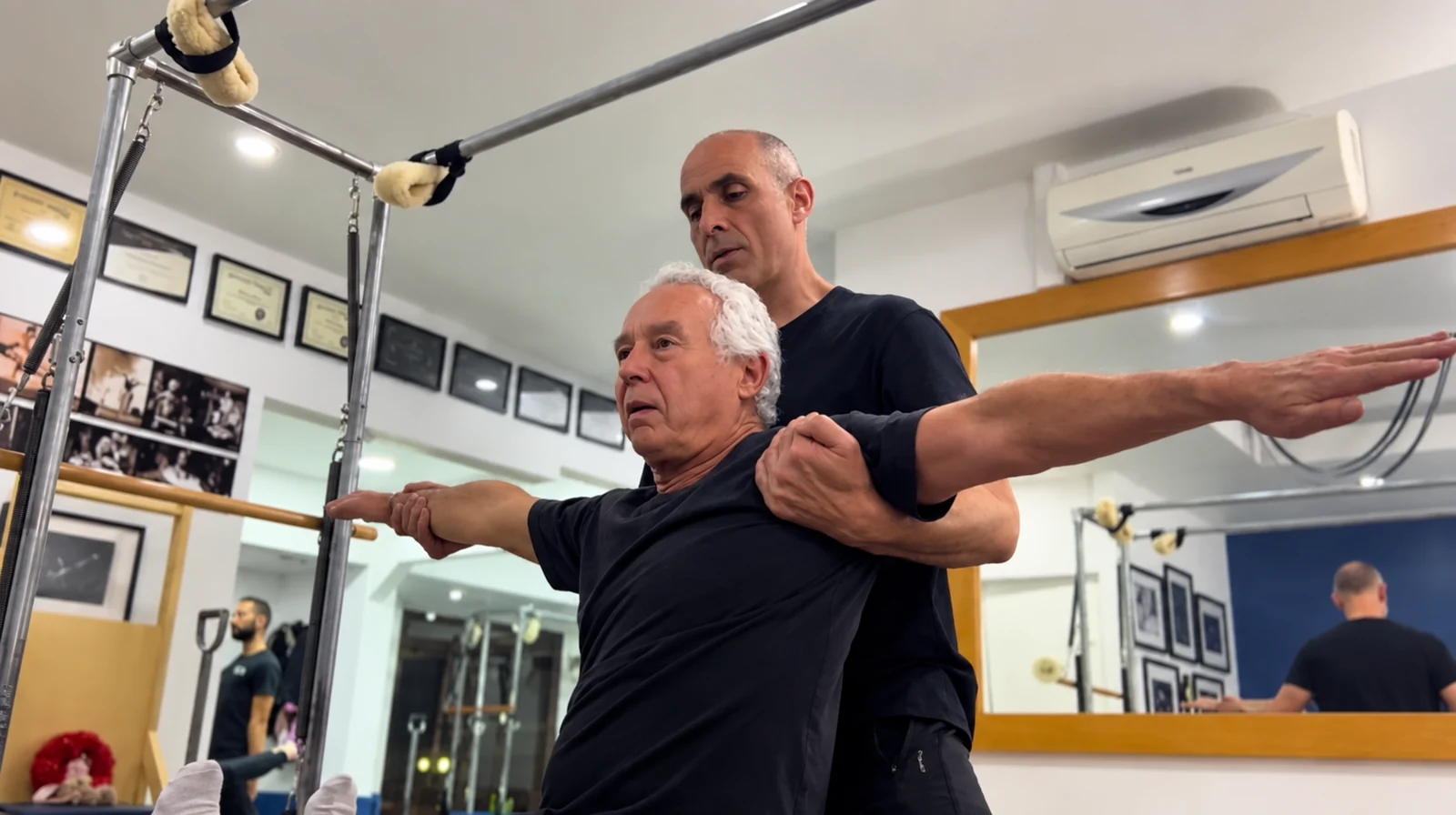 Instructor acompañando la alineación y el control de un alumno adulto