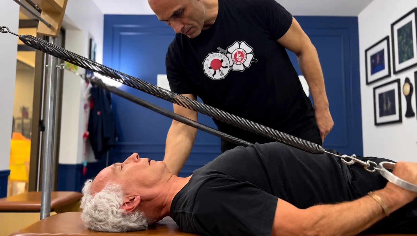 Instructor acompañando el trabajo de un alumno con resortes